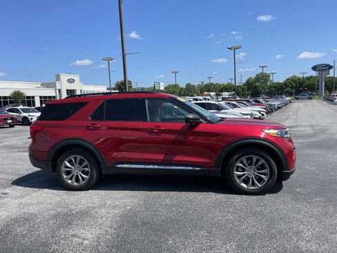 Used 2023 Ford Explorer XLT w/ Equipment Group 202A RWD image 2