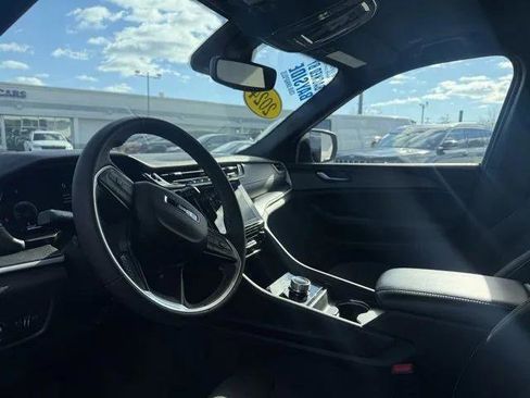 Certified 2024 Jeep Grand Cherokee L Laredo image 3