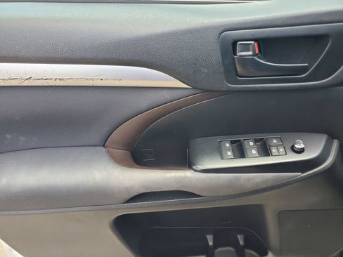 Used 2019 Toyota Highlander LE FWD image 18