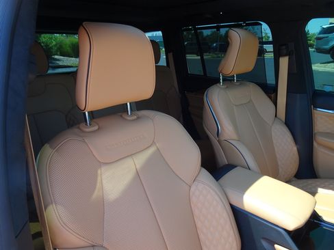 Used 2025 Jeep Grand Cherokee Summit AWD/4WD image 27