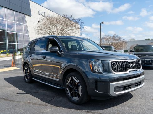 Used 2023 Kia Telluride EX w/ EX Captain's Chair Package image 12