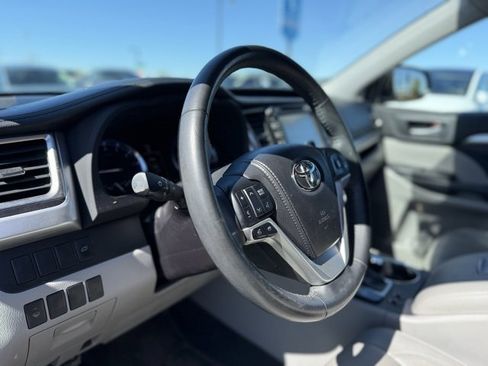 Used 2015 Toyota Highlander XLE image 22