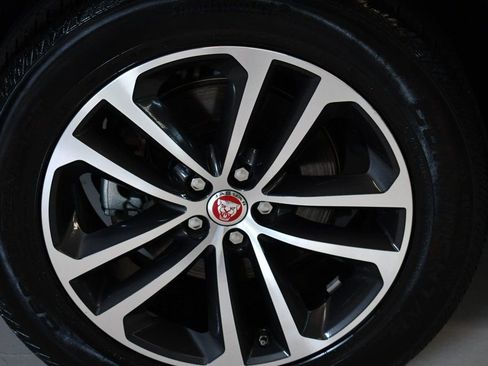 Used 2020 Jaguar F-PACE Premium image 21