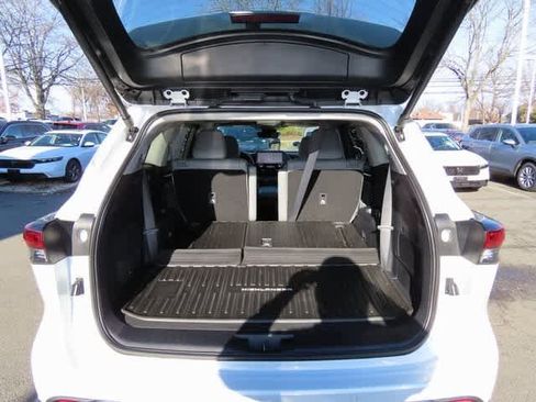 Used 2024 Toyota Highlander Limited image 11