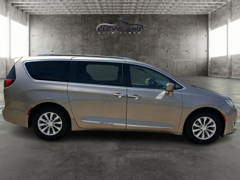 Used 2018 Chrysler Pacifica Touring-L FWD image 2