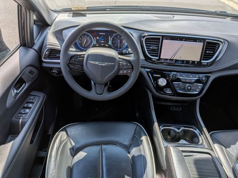 Used 2025 Chrysler Pacifica Limited image 30