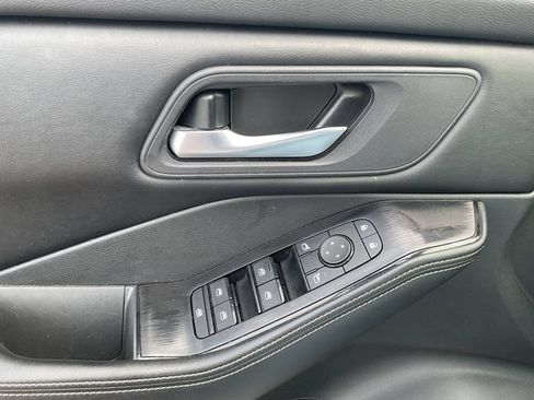 Used 2025 Nissan Rogue SV FWD image 22
