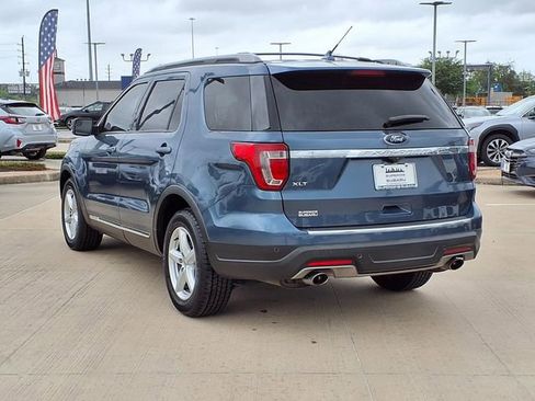 Used 2018 Ford Explorer XLT w/ Equipment Group 202A FWD image 2
