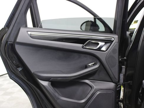 Used 2022 Porsche Macan AWD/4WD image 30