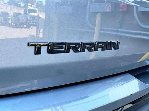 Used 2021 GMC Terrain SLE w/ Driver Convenience Package image 9