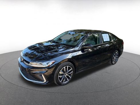 Used 2025 Volkswagen Jetta SE image 4