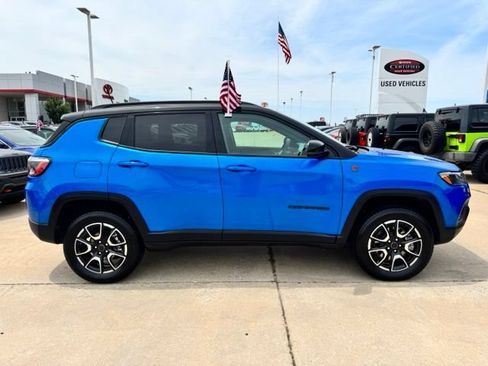 Used 2025 Jeep Compass Trailhawk AWD/4WD image 8