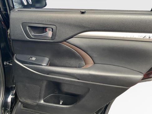 Used 2019 Toyota Highlander XLE AWD/4WD image 10
