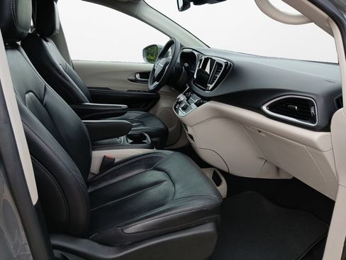 Used 2022 Chrysler Pacifica Touring-L FWD image 24