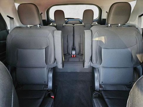 Used 2022 Ford Explorer XLT image 17