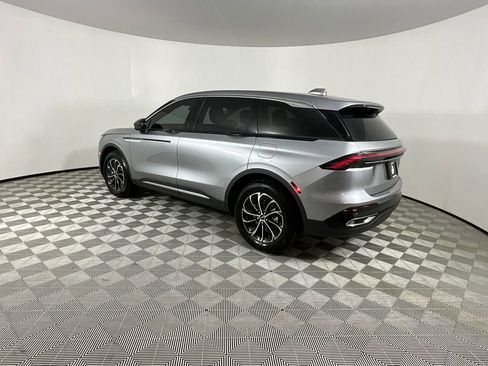 Used 2025 Lincoln Nautilus Premier image 3