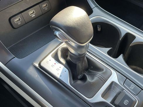 Used 2024 Kia Carnival LX image 30