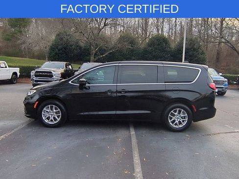 Certified 2024 Chrysler Pacifica Touring-L image 2