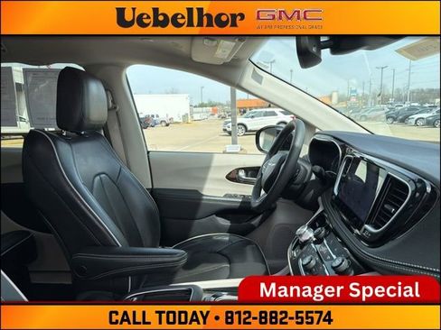 Used 2024 Chrysler Pacifica Limited FWD image 2