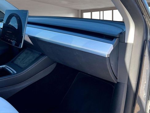 Used 2022 Tesla Model Y Long Range image 16