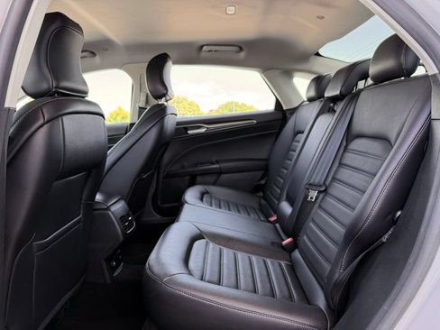 Used 2018 Ford Fusion SE w/ Equipment Group 602A FWD image 15