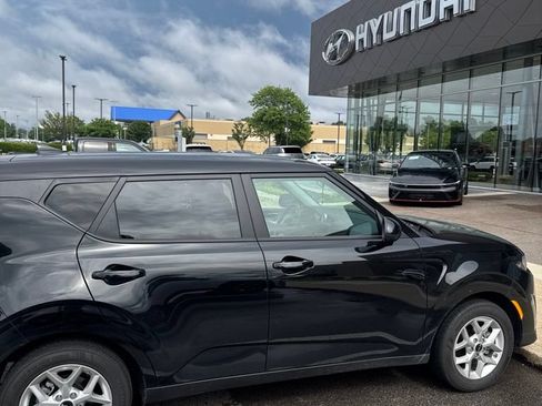 Used 2025 Kia Soul LX w/ LX Technology Package FWD image 7