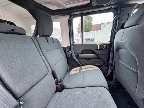 Used 2025 Jeep Wrangler Unlimited Sahara AWD/4WD image 21