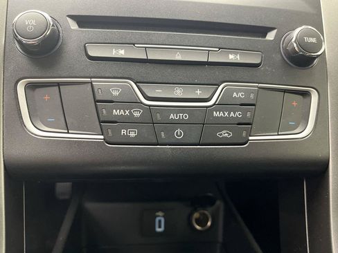 Used 2017 Ford Fusion SE w/ Fusion SE Technology Package FWD image 21