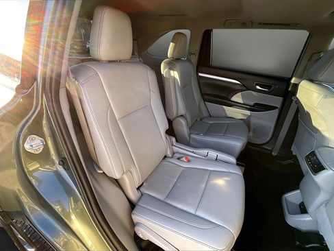Used 2019 Toyota Highlander XLE image 27