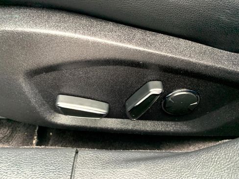 Used 2017 Ford Fusion SE w/ Fusion SE Technology Package image 12