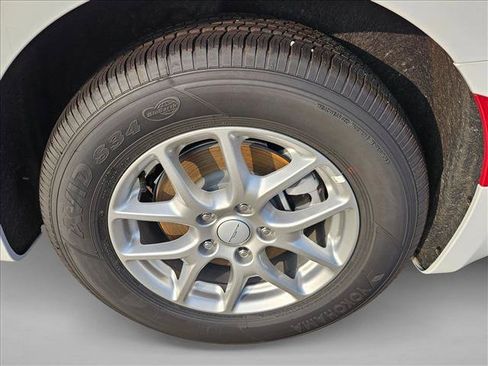 New 2027 Chrysler Pacifica Select FWD image 10