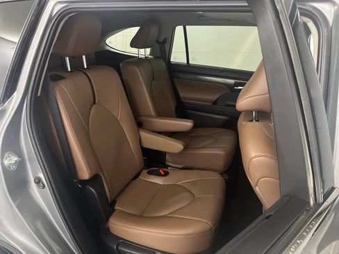 Used 2025 Toyota Highlander Limited AWD/4WD image 20