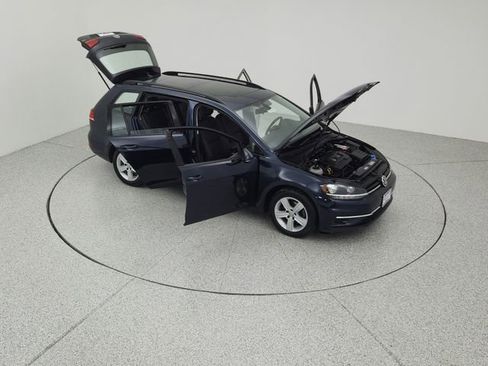 Used 2018 Volkswagen Golf SE image 18