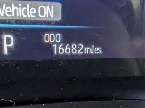 Used 2025 Toyota Sienna XLE image 19