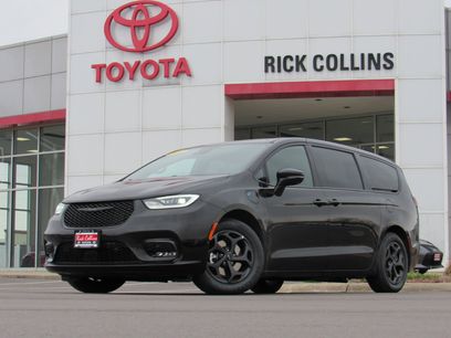 Used 2022 Chrysler Pacifica Limited w/ Uconnect Theater Family Group