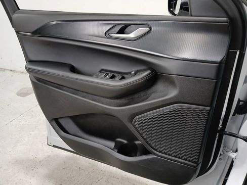 Used 2025 Jeep Grand Cherokee Altitude image 31