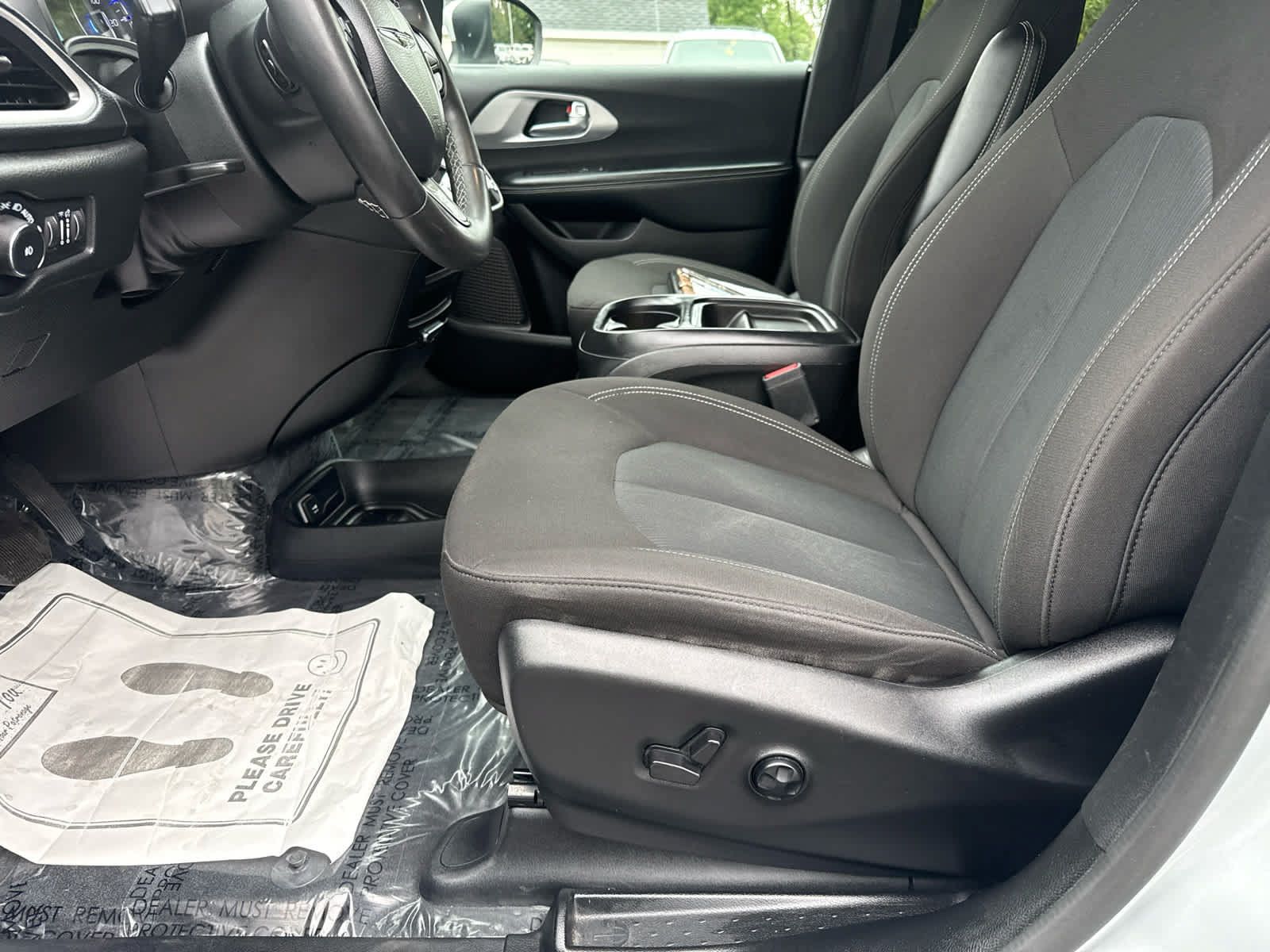 Used 2023 Chrysler Pacifica Touring FWD image 11