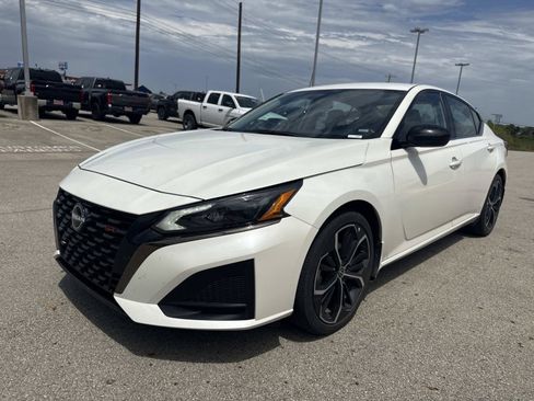 Used 2025 Nissan Altima 2.5 SR FWD image 2