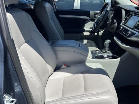 Used 2019 Toyota Highlander XLE w/ Carpet Mat Package (TMS) AWD/4WD image 23