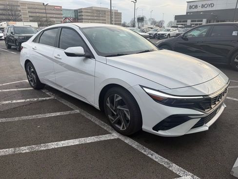 Used 2025 Hyundai Elantra Limited image 3