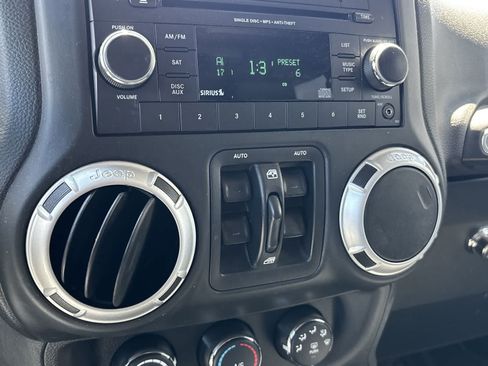 Used 2014 Jeep Wrangler Unlimited Rubicon w/ Connectivity Group AWD/4WD image 15