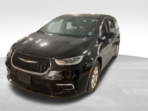 Used 2024 Chrysler Pacifica Touring-L image 3