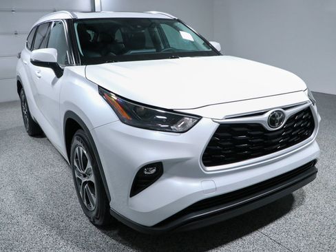 Used 2022 Toyota Highlander XLE FWD image 5