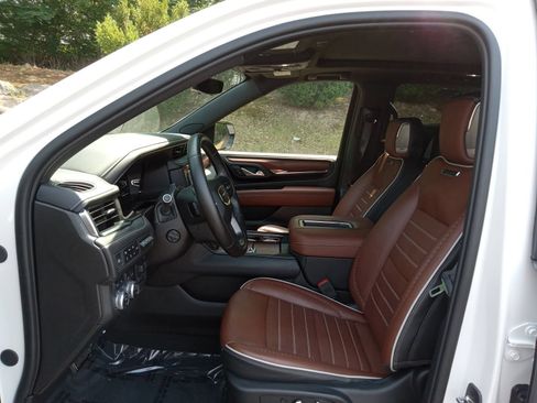 Used 2023 GMC Yukon Denali Ultimate AWD/4WD image 10
