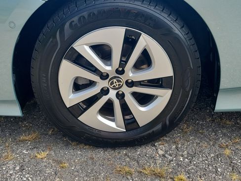 Used 2017 Toyota Prius Two w/ Prius Two Safety Plus Package FWD image 12