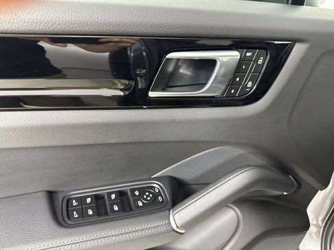 Certified 2023 Porsche Cayenne AWD/4WD image 34