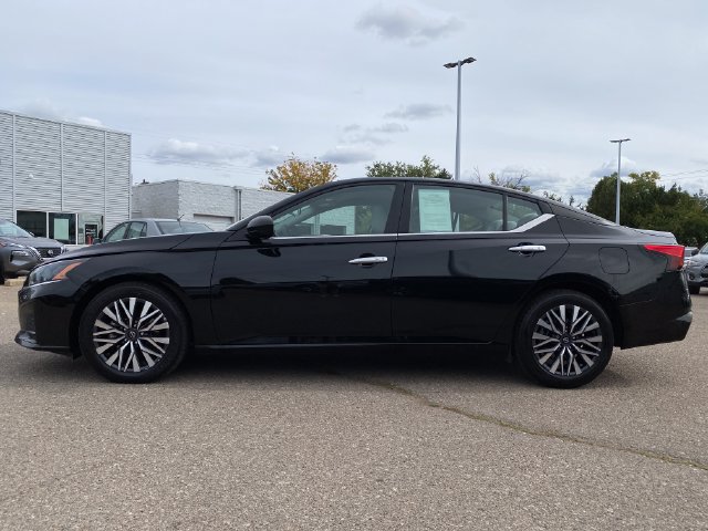 Used 2025 Nissan Altima 2.5 SV FWD image 2