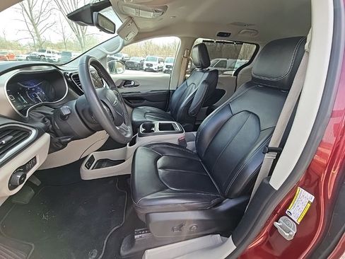 Used 2023 Chrysler Pacifica Touring-L image 14