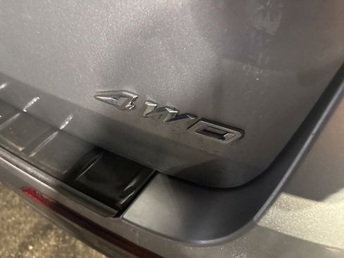 Used 2022 Ford Explorer XLT w/ Equipment Group 202A image 5