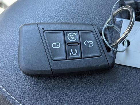 Used 2024 Volkswagen Tiguan SE R-Line image 31